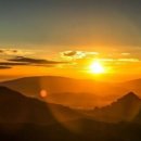 울란부통 초원에서 별쳐지는 아름다운 일출 감상 이미지