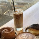 사림로 | 창원 가로수길 카페 &lt;메리스도넛샵&gt; 유럽감성 디저트와 라떼가 맛있는 곳, 내 단골 카페 후기