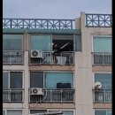 아파트 9층에서 TV 모니터 던지는 인간.gif 이미지