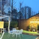 신촌역 6번 출구 공원 안쪽 | 홍대에서 피크닉을? 테라스가 매력적인 수플레팬케이크 맛집, 피크니크 홍대경의선숲길점