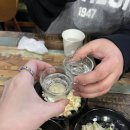 초가에 걸린 달 이미지