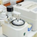 채플린 안경 콘택트 이미지