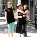 Hollywood 에서 힐러리 더프, 헤일리 더프 (아마도) 엄마와 함께 (5장) 이미지