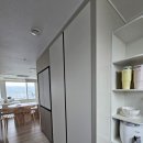 남산효성해링턴플레이스아파트경로당 | 창원 남산효성해링턴플레이스 아파트 냉장고빈자리 하이그로시문 무타공팬트리선반 설치시공가격 일광선반