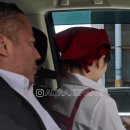 슬쩍슬쩍 눈치보며 트럭에 타는 여성 이미지