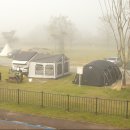 안개속 오토캠핑장의 아침 이미지