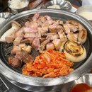 고사리가 많이 들어가 있고 국물이 시원하고 얼큰해요 제주해장국 귤품은흑돼지 중문점