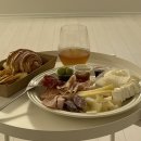 도담염소요리 | 한남동 맛집 치즈플로 - 수제 치즈 샤퀴테리 분위기 좋은 와인바 추천 (예약/주차/메뉴)
