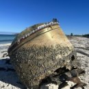 UFO 아니었다…호주 해변서 발견된 ‘의문의 거대 원통’ 정체는 이미지