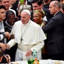 18/11/18 The cry of the poor becomes louder, says pope - On World Day of the Poor, the pope joined some 1,500 poor people for lunch at the Vatican 이미지