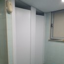 마그네틱 접지센서 스위치가 설치된 솔리드큐비클 화장실칸막이_서울대학교 이미지