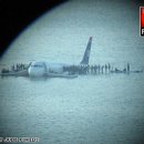 Airplane crash-lands into Hudson River; all aboard reported safe 이미지