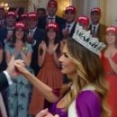 ‘금관 선물’ 푹빠진 트럼프…미국서 “얼마나 조종하기 쉬웠으면” 와글와글 이미지