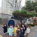 건널목 앞에 멀리 떨어져 초록불을 기다려요^^♡(안전 11-3주) 이미지