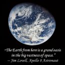 아폴로 8호 승무원들이 찍은 둥굴 푸르디 푸른 지구 사진들과 창세기 1:1-10절 낭독 찬양 실제 동영상 두 개. 이미지