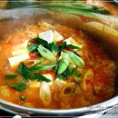 돼지고기듬뿍넣은김치찌개 이미지