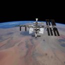 국제 우주 정거장의 새로운 관점을 공유하는 코스모나우트 이미지