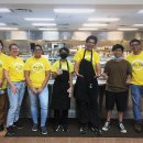 Shine City Project serves dinner at the Las Vegas Rescue Mission 이미지