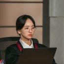 불도저 김진아 검사 많관부 + 세 명의 인물, 세 개의 법정 이미지