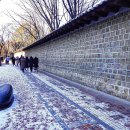 친구와 돌담길 이미지