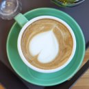 카페 음료와 디저트 이미지