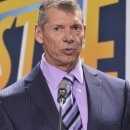 빈스 맥마흔(Vince McMahon)은 프로 레슬링 보스의 위법 행위 혐의로 조사를 받고 WWE 수장직에서 물러난다. 이미지