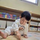 큰 종이에 끼적여요🖍 / 벽돌 블록 방석에 앉아요🪑 이미지