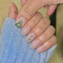 해피트리네일샵 | 💅 홍대 가성비 네일샵 후기'딸기네일' | 🎄가성비·퀄리티 둘 다 잡은 크리스마스 네일🎄아직이면 여기 저장