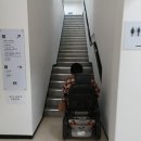[현장 24시] 계단에 막힌 장애인 "승강기 없어 전시 관람 포기" 이미지