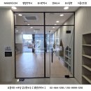 (주)고려금속 | 블랙 금속 프레임의 10T 강화유리 회의실 파티션 &amp; 주출입 강화도어 설치