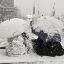 【키세스 시위단 "Kisses Protesters"】 '눈보라에도 굳게 버티는 우주전사' 이미지