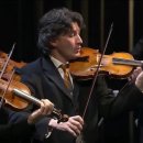 비발디 '바이올린 협주곡 Op.4' 바이올린 하나만으로 관객을 압도하는 밀도높은 연주를 선보였던 레이첼 포저가 비발디의 독주 바이올린을 이미지
