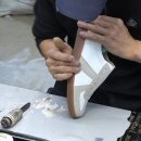 한국의 오랜 신발공장. 독일군 운동화를 만드는 과정 이미지