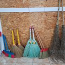 각종 빗자루 입고되었습니다~~ 이미지