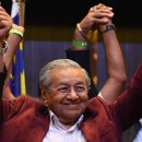 18/05/10 Veteran Mahathir celebrates historic victory - Former prime minister is back in power in Malaysia at 92 but says he will not seek revenge on 이미지