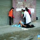 ﻿중국 미모의 부랑여성,,대로변에서 아이를 출산하는 충격장면!! 이미지
