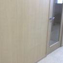 성남 칸막이시공중 아파트형공장 인테리어공사를 조립식 랩핑판넬자재와 목재유리틀로 사무실 유리칸막이 시공 현장영상입니다. 이미지