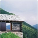 영화속 장면을 연상하게하는, Shelter in the Swiss Alps 이미지