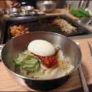 친구와 돌담길 이미지