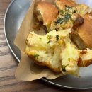 카페 디데이 | 행궁동 소금빵 카페 - 딸기 케이크 맛집 디데이하우스