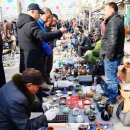 골동품시장: 주워담는 낙원에서 신뢰의 위기로의 난국과 탈출구 이미지