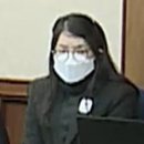 첫 중계된 김건희 재판…얼굴 절반 가린 마스크에 뿔테 안경(영상)﻿ 이미지