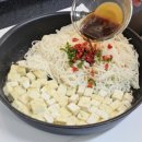 홍 두부 국수 이미지