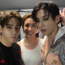 그룹 방탄소년단(BTS) 뷔, 제이홉, 정국 상의 탈의에 타투까지 '고스란히'…뷔·제이홉과 무대 전후 포착 이미지