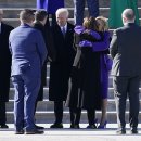 Trump waves Biden goodbye 이미지