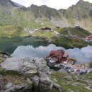 산 위에 호수 이미지