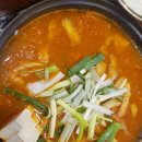 돼지고기듬뿍넣은김치찌개 이미지