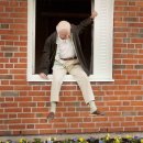 창문 넘어 도망친 100세 노인 이미지