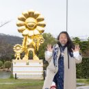 교토를 정복한 무라카미 다카시의 황금 조각상 이미지