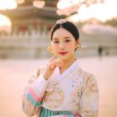고운 색동과 금박 장식이 어우러진 궁궐 속 한복의 단아한 자태 이미지